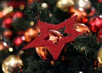 Deutscher Onlinehandel optimistisch beim Weihnachtsgeschäft 2 Weihnachtsschmuck (Archiv)