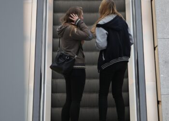 Junge Mädchen auf einer Rolltreppe (Archiv)