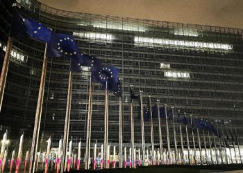 EU einigt sich vorläufig auf abgeschwächtes Klimaziel für 2040 2 EU-Fahnen (Archiv)