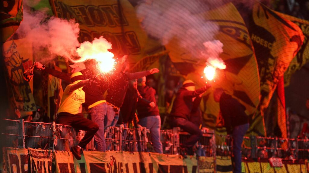 Fans mit Pyrotechnik (Archiv)