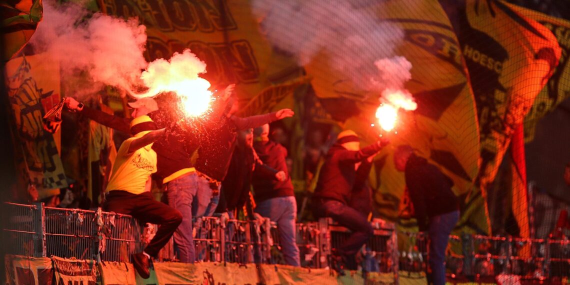 Hamburgs Polizeipräsident warnt vor Fan-Gewaltentwicklung 1 Fans mit Pyrotechnik (Archiv)
