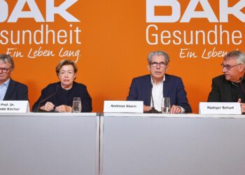 DAK sieht Pflegesystem "am Kipppunkt" 2 DAK-Pflegereport am 04.11.2025