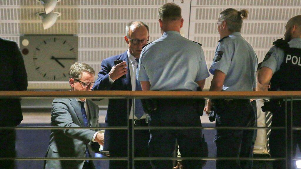 Carsten Linnemann und Friedrich Merz auf dem Weg zum Koalitionsausschuss am 13.11.2025