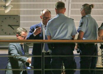 Carsten Linnemann und Friedrich Merz auf dem Weg zum Koalitionsausschuss am 13.11.2025