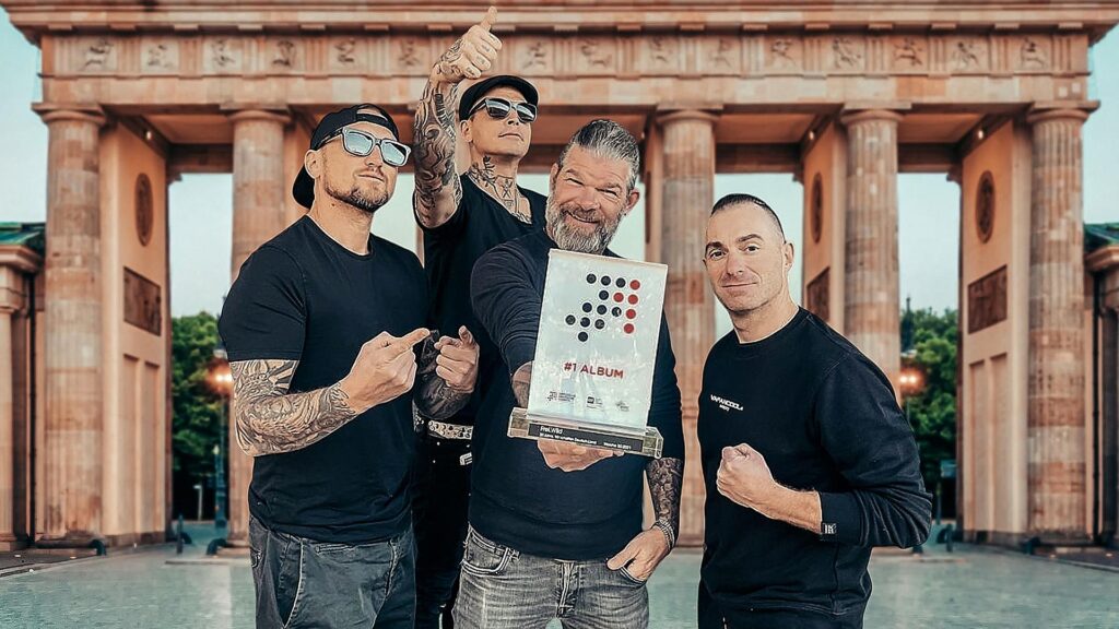 Frei.Wild mit dem `Nummer 1 Award` der offiziellen Deutschen Charts (Archiv)