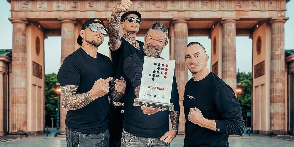 Frei.Wild mit dem `Nummer 1 Award` der offiziellen Deutschen Charts (Archiv)