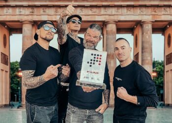 Frei.Wild mit dem `Nummer 1 Award` der offiziellen Deutschen Charts (Archiv)