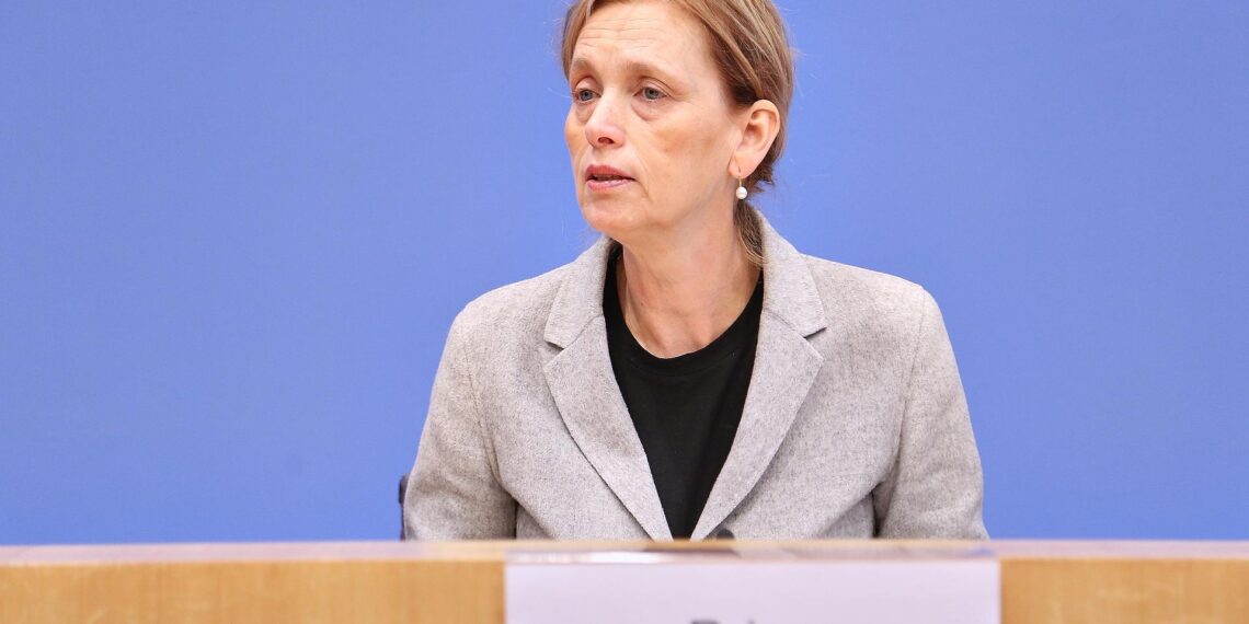 Familienministerin bei Alter für Social-Media-Verbot gesprächsbereit 1 Karin Prien am 18.11.2025