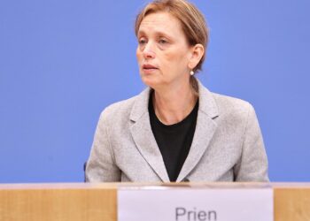 Familienministerin bei Alter für Social-Media-Verbot gesprächsbereit 2 Karin Prien am 18.11.2025