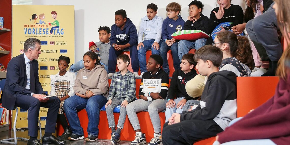 Thorsten Frei liest aus einem Kinderbuch am 21.11.2025