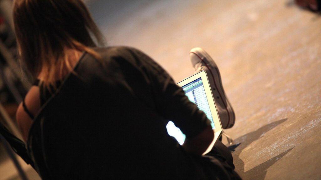 Computer-Nutzerin auf Facebook (Archiv)