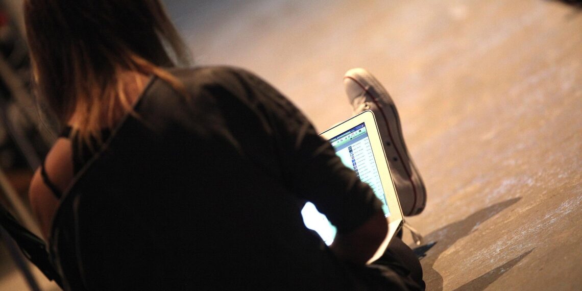 Dommermuth warnt vor digitaler Abhängigkeit Europas von den USA 1 Computer-Nutzerin auf Facebook (Archiv)