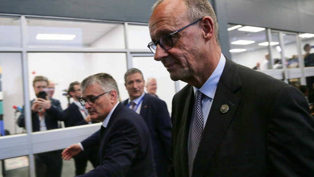 Stefan Kornelius und Friedrich Merz am 22.11.2025