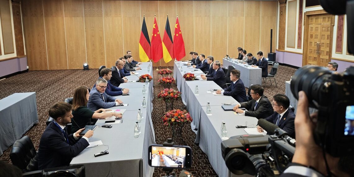 Friedrich Merz bei einem bilateralen Treffen mit Li Qiang am 23.11.2025