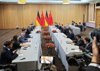 Friedrich Merz bei einem bilateralen Treffen mit Li Qiang am 23.11.2025
