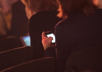 Frauen im Management fühlen sich seltener wertgeschätzt als Männer 2 Geschäftsfrauen mit Smartphone (Archiv)