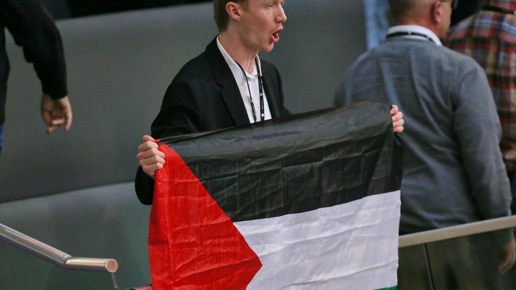 Besucher stört Bundestagssitzung mit Pro-Palästina-Protest am 26.11.2025