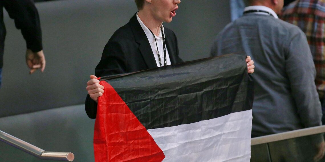 Besucher stört Bundestagssitzung mit Pro-Palästina-Protest am 26.11.2025