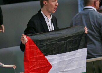 Besucher stört Bundestagssitzung mit Pro-Palästina-Protest am 26.11.2025