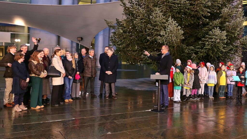 Bildtermin bei der Übergabe des Weihnachtsbaumes für das Bundeskanzleramt am 28.11.2025