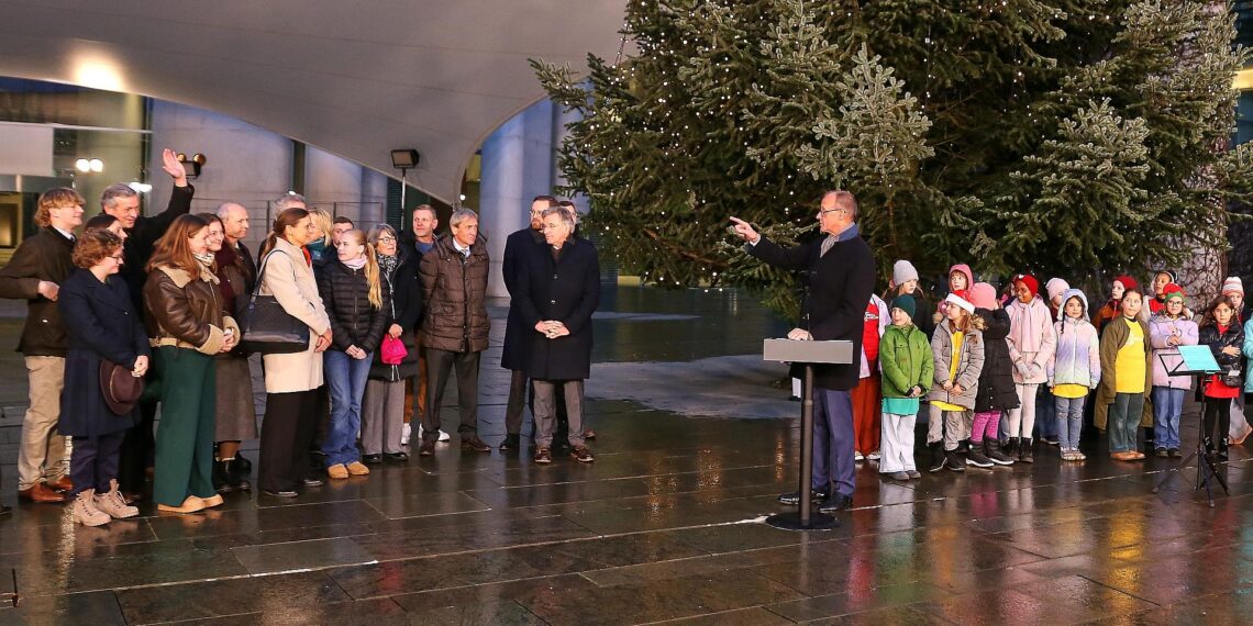 Bildtermin bei der Übergabe des Weihnachtsbaumes für das Bundeskanzleramt am 28.11.2025
