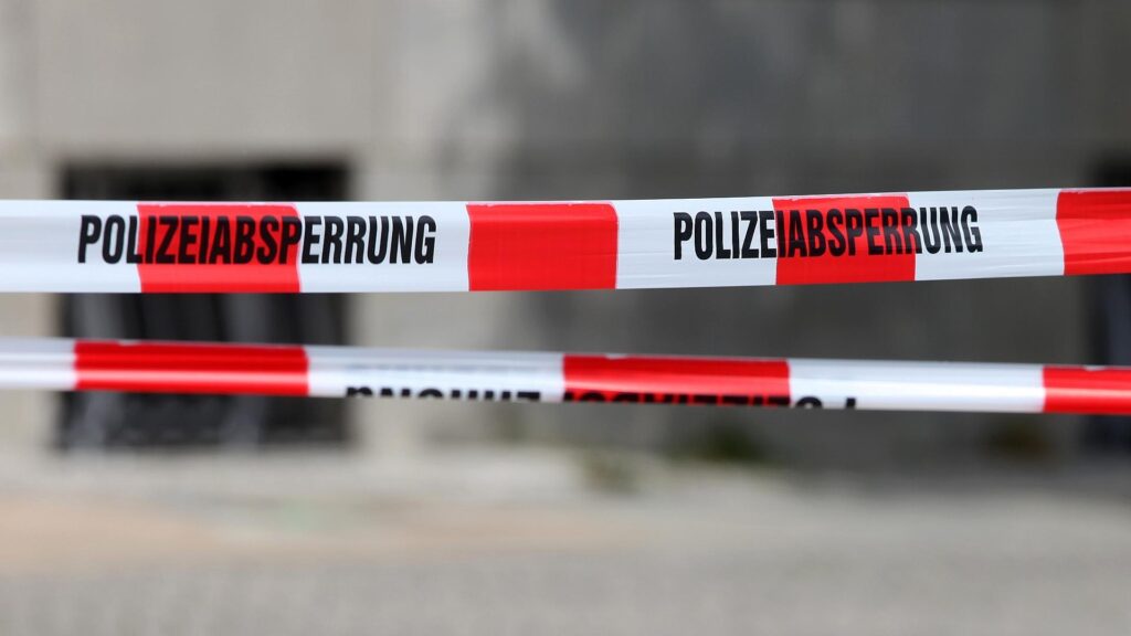 Vater sticht in Witten auf Familie ein - Sohn stirbt 3 Polizeiabsperrung (Archiv)