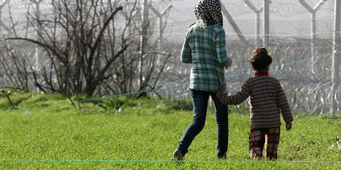 Uno-Direktor warnt vor Rückgang der Solidarität mit Flüchtlingen 1 Flüchtlinge vor einem Grenzzaun (Archiv)