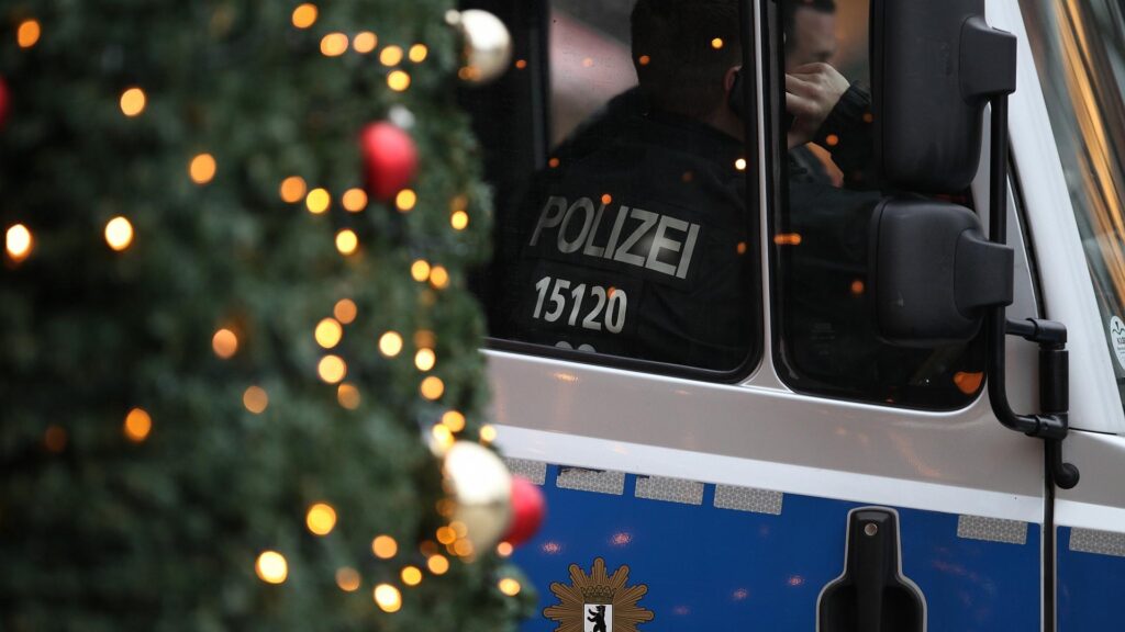 Polizei auf Weihnachtsmarkt (Archiv)