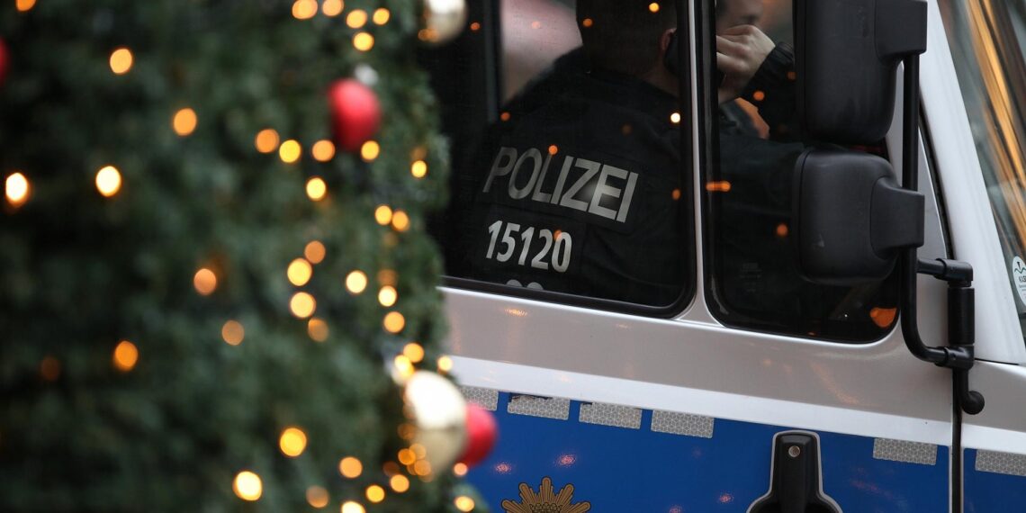 Festnahmen wegen Anschlagsplan auf Weihnachtsmarkt in Bayern 1 Polizei auf Weihnachtsmarkt (Archiv)