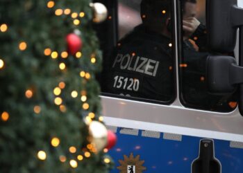 Festnahmen wegen Anschlagsplan auf Weihnachtsmarkt in Bayern 2 Polizei auf Weihnachtsmarkt (Archiv)