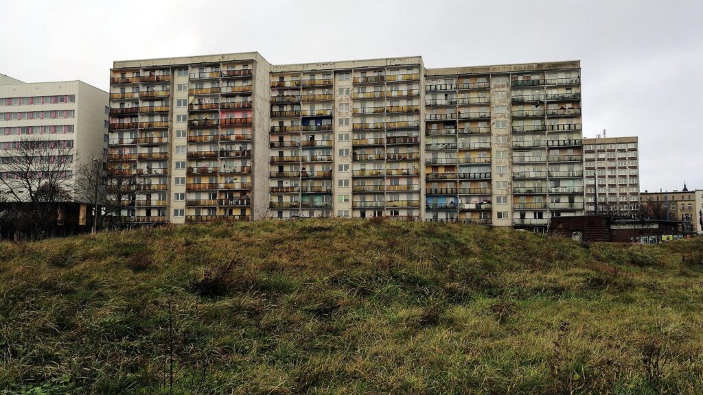 Gestiegene Privatinsolvenzen: Linke fordert "neue Schufa" 9 Plattenbauten in Halle (Saale) (Archiv)