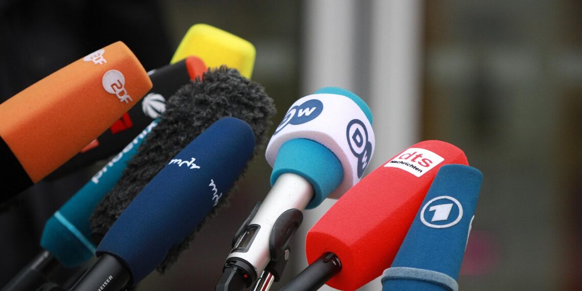 "Reporter ohne Grenzen": 67 Journalisten in einem Jahr getötet 1 Mikrofone von Journalisten (Archiv)