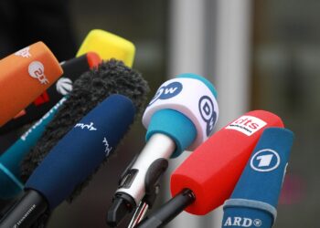 "Reporter ohne Grenzen": 67 Journalisten in einem Jahr getötet 2 Mikrofone von Journalisten (Archiv)