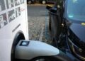 Lies fordert Kaufprämie auch für Elektro-Gebrauchtwagen 10 Elektroauto an einer Ladestation (Archiv)