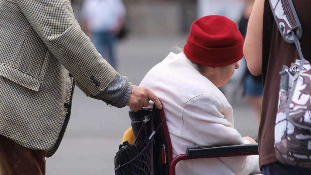 Seniorin im Rollstuhl (Archiv)