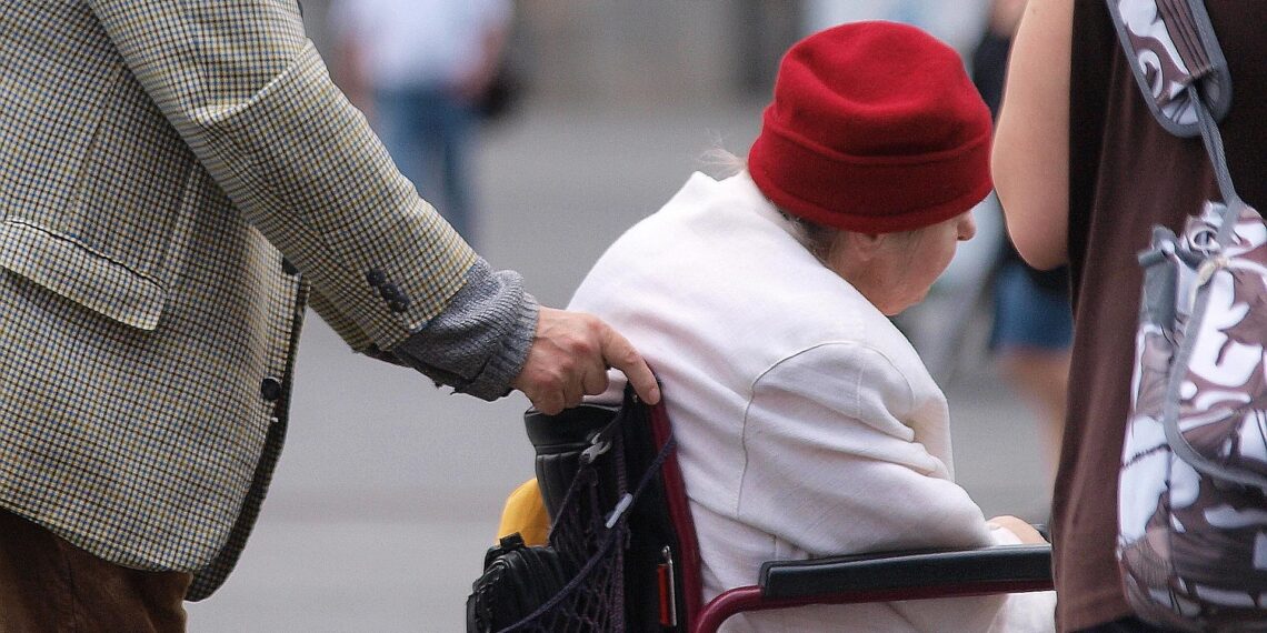 Seniorin im Rollstuhl (Archiv)