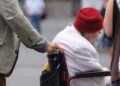 Seniorin im Rollstuhl (Archiv)