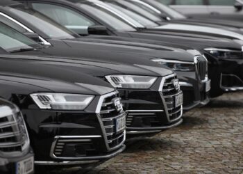 EU verschärft Elektro-Hochlauf von Dienstwagen 2 Dienstwagen von Politikern (Archiv)