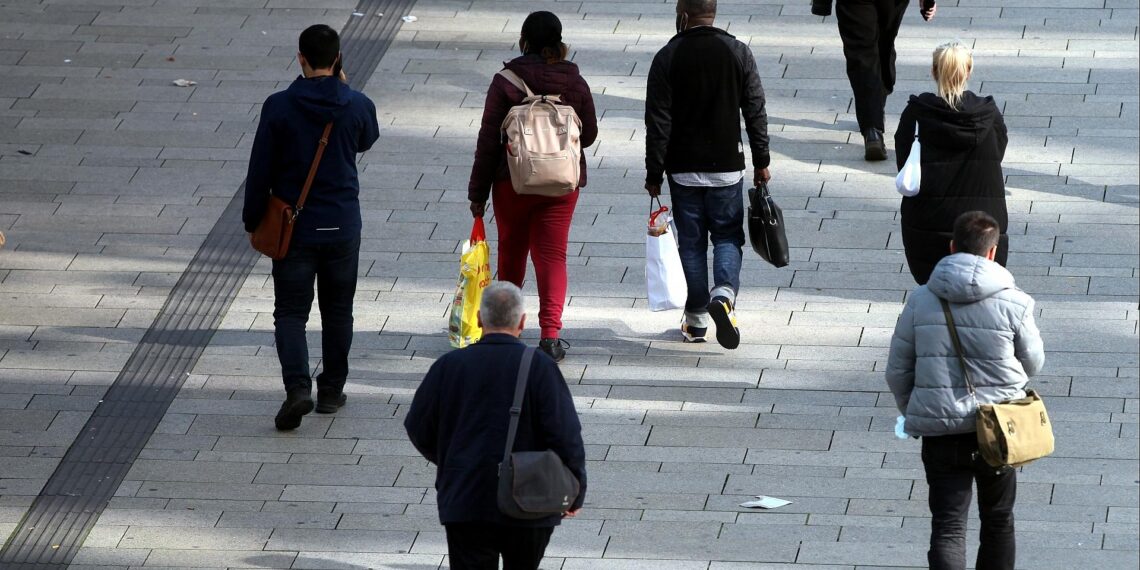 Verbraucher blicken pessimistisch auf 2026 1 Menschen in einer Fußgängerzone (Archiv)