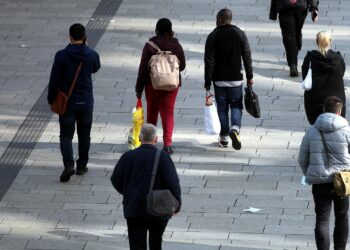 Menschen in einer Fußgängerzone (Archiv)