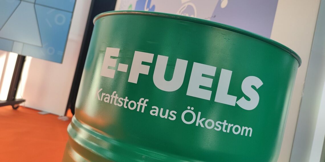 ADAC fordert höhere Quoten für Biosprit und E-Fuels 1 Werbung für E-Fuels (Archiv)