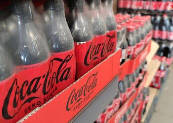 Coca Cola in einem Supermarkt (Archiv)