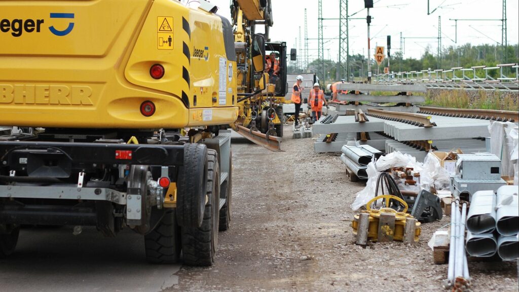 Bauarbeiten an der Bahnstrecke Halle (Saale) - Leipzig bei Kanena (Archiv)
