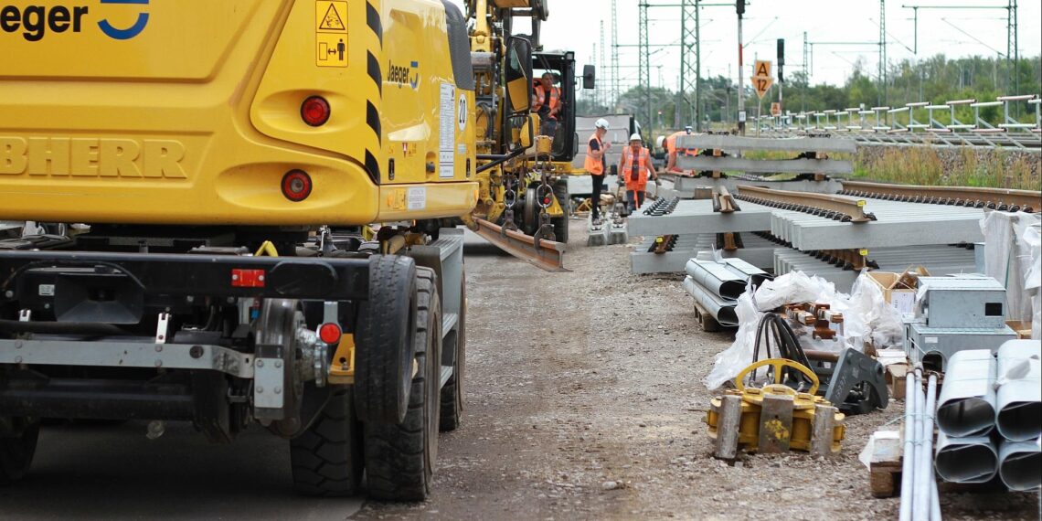 Bundesnetzagentur verhängt Zwangsgelder gegen Deutsche Bahn 1 Bauarbeiten an der Bahnstrecke Halle (Saale) - Leipzig bei Kanena (Archiv)