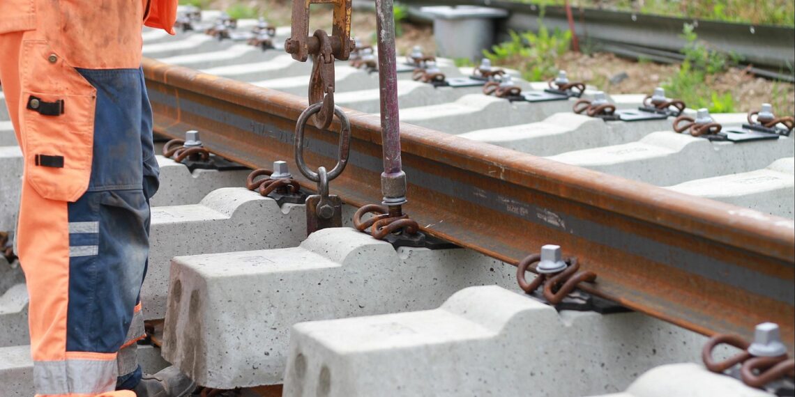 BUND-Gutachten kritisiert Infrastruktur-Zukunfts-Gesetz 1 Bauarbeiten an einer Gleisanlage (Archiv)