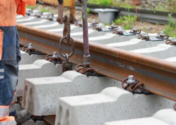 BUND-Gutachten kritisiert Infrastruktur-Zukunfts-Gesetz 2 Bauarbeiten an einer Gleisanlage (Archiv)