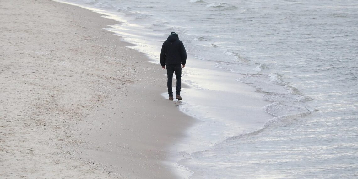 Mann am Strand - vielleicht fühlt auch er sich einsam?
