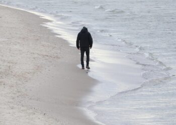 Mann am Strand - vielleicht fühlt auch er sich einsam?