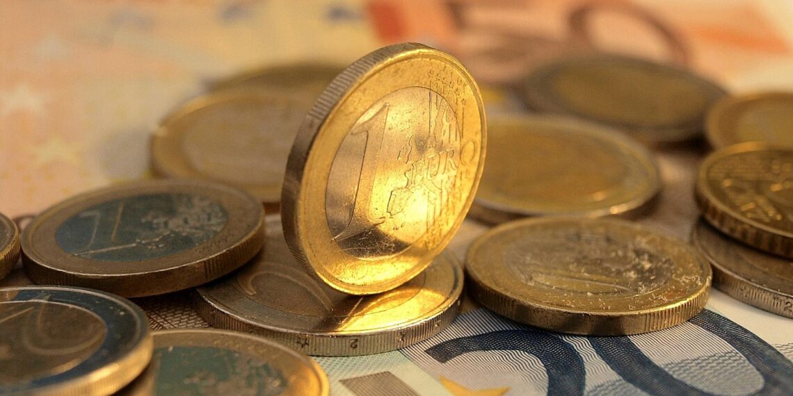 Neue Berechnungen: Sozialabgaben steigen noch stärker als erwartet 1 Euromünzen (Archiv)