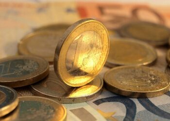 Neue Berechnungen: Sozialabgaben steigen noch stärker als erwartet 2 Euromünzen (Archiv)